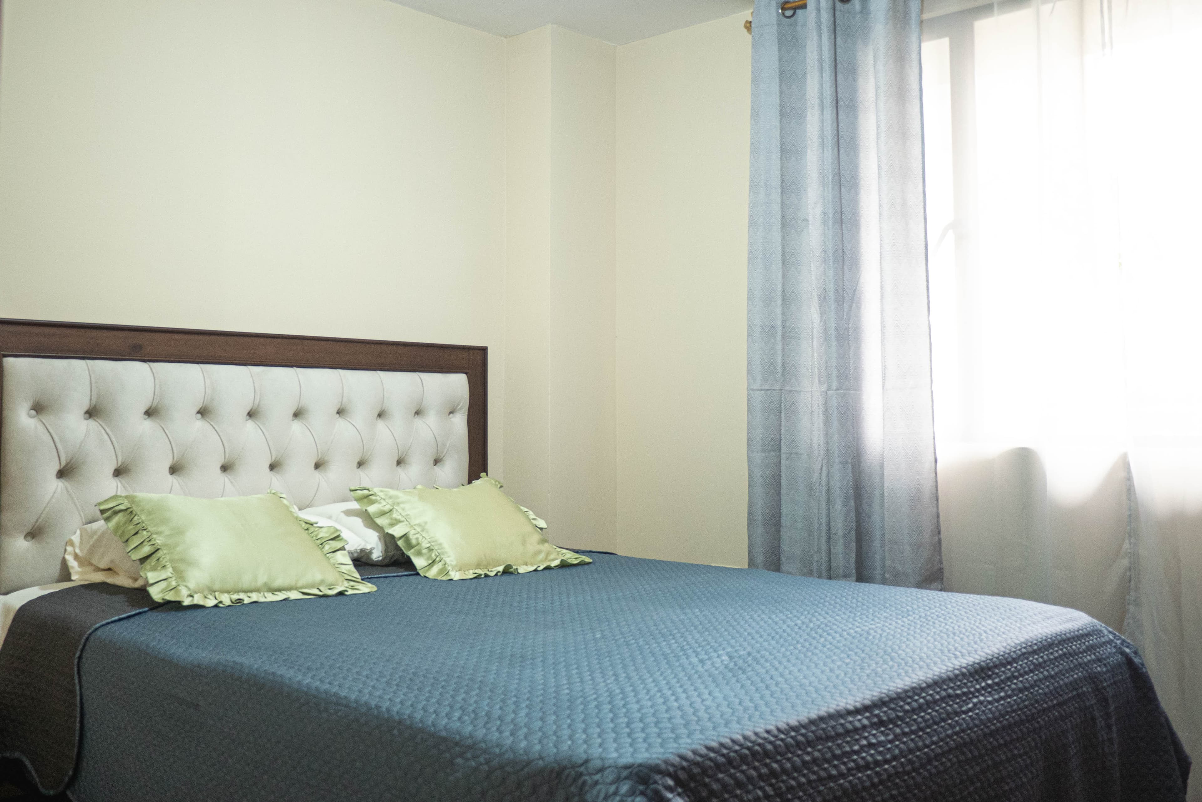 Habitación principal con cama queen y clóset